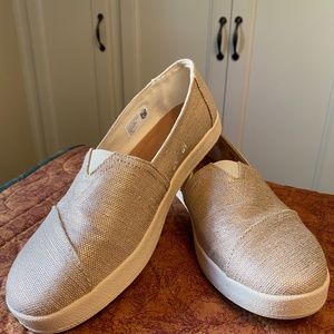 Toms Avalon slip-on casual shoe for women, size 9 1/2, rose gold metallic
